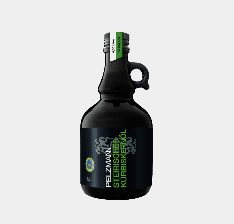 Eine dunkle Pelzmann Steirisches Kürbiskernöl Flasche mit dem Etikett 'PELZMANN STEIRISCHES KÜRBISKERNÖL 0,5L' vor einem weißen Hintergrund."