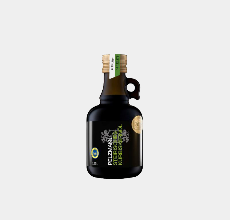 Eine dunkle Pelzmann Steirisches Kürbiskernöl Henkelflasche mit dem Etikett 'PELZMANN STEIRISCHES KÜRBISKERNÖL 0,25L' vor einem weißen Hintergrund."